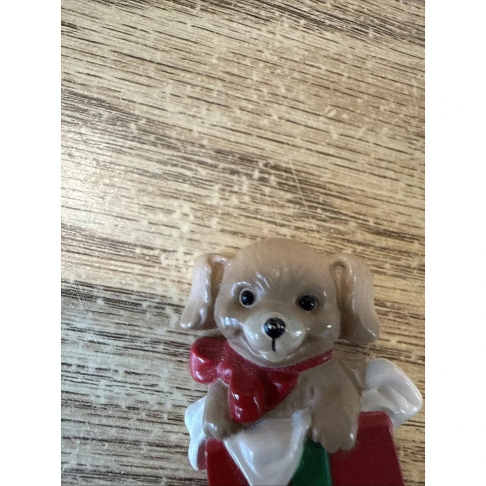 Vintage 1989 Hallmark Christmas Lapel Pin Dog Puppy‎ Present Gift